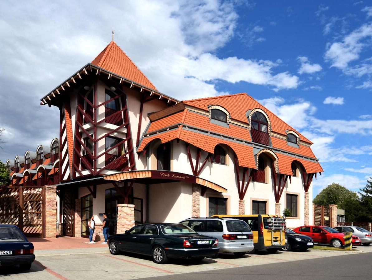 Hotel Kumania Kisujszallas Exterior photo