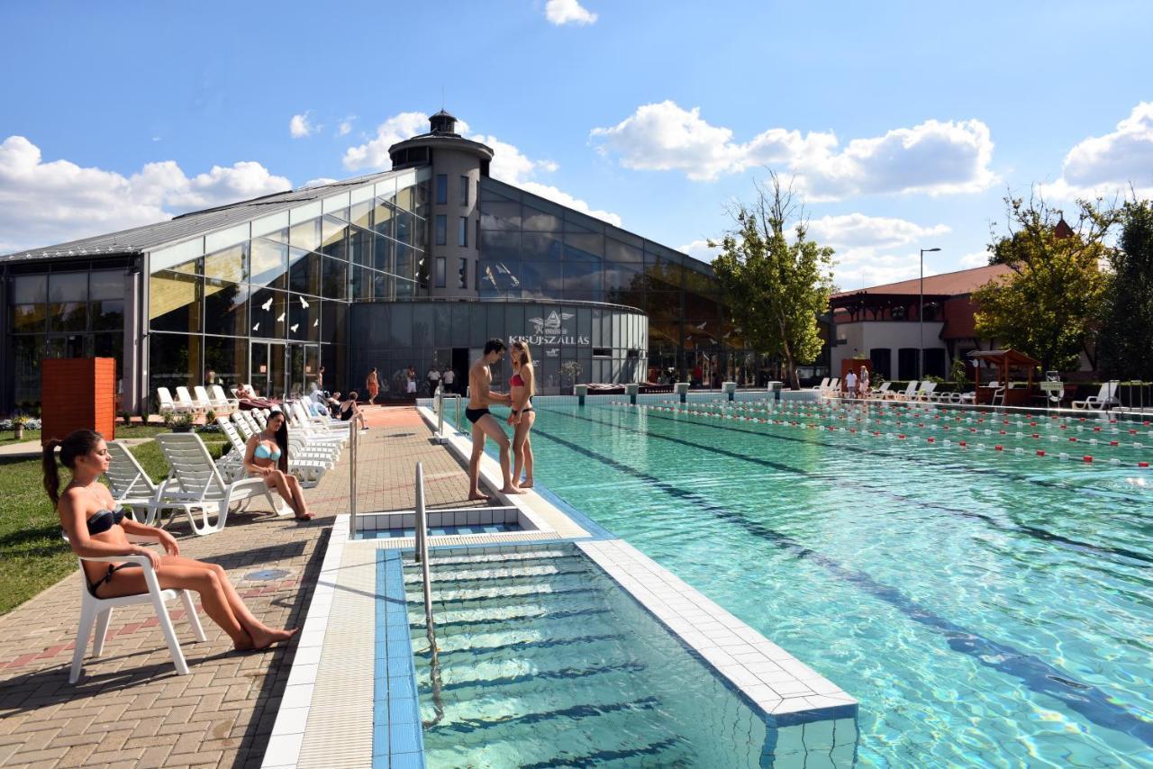 Hotel Kumania Kisujszallas Exterior photo